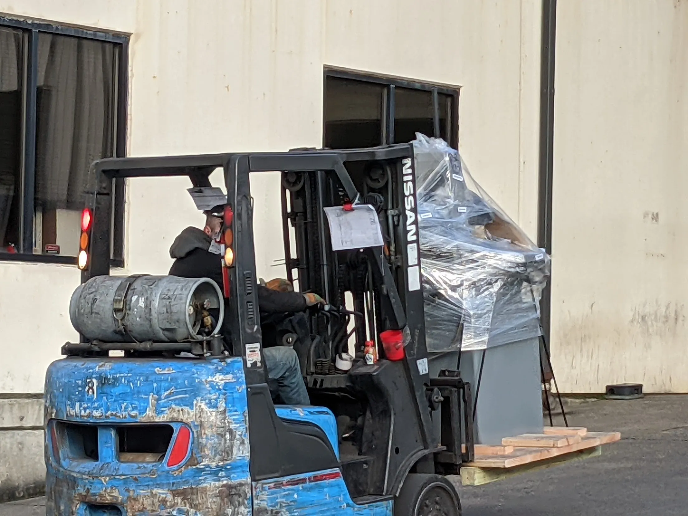 01-unloading.jpg