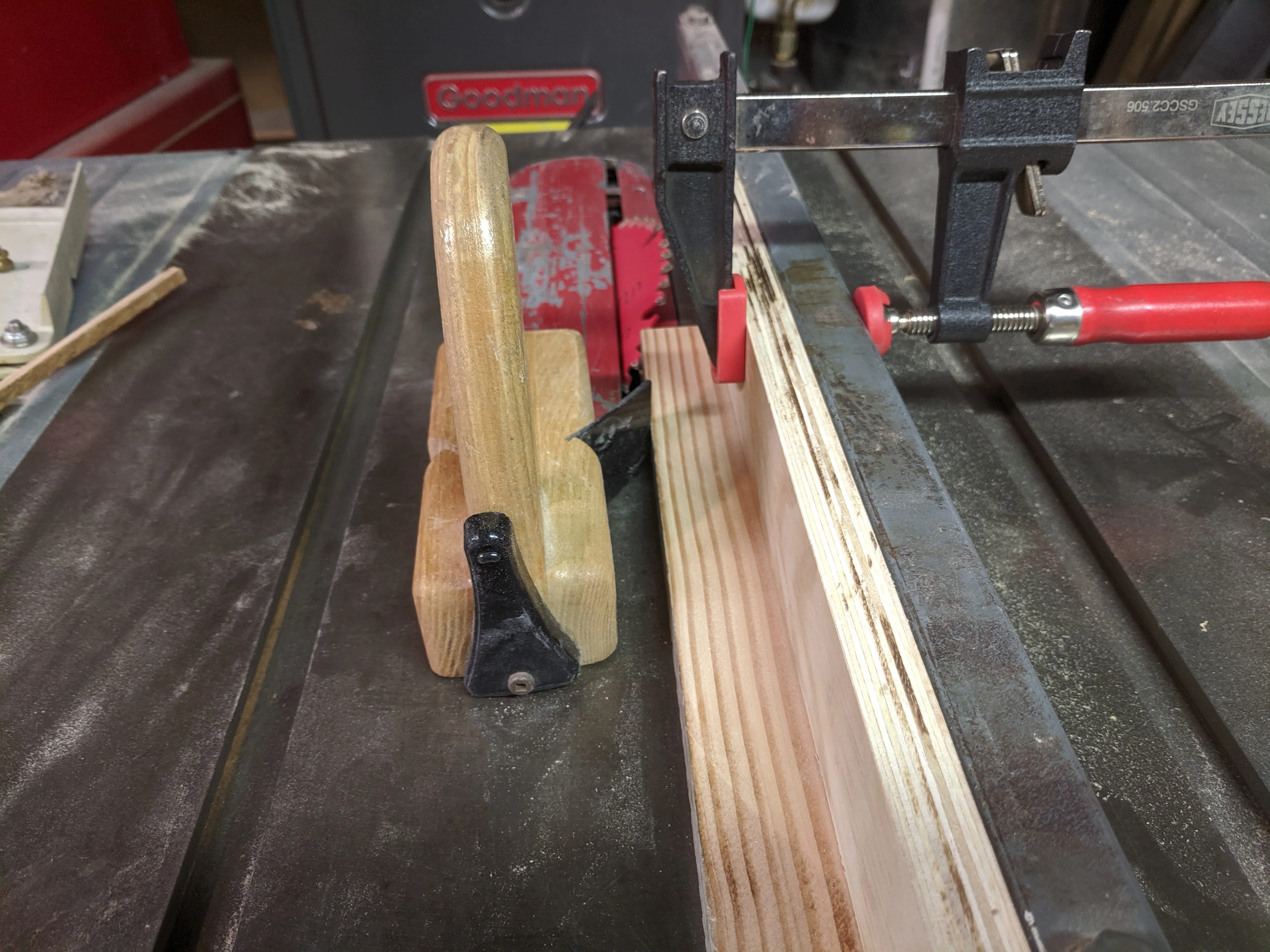 Clamped guide above the work Cut Guidance